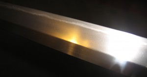 Клинок японского меча после полировки, видны различия в структуре стали